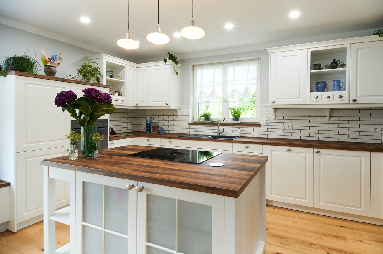 Weiße Küche im Landhausstil mit Holz-Arbeitsplatte