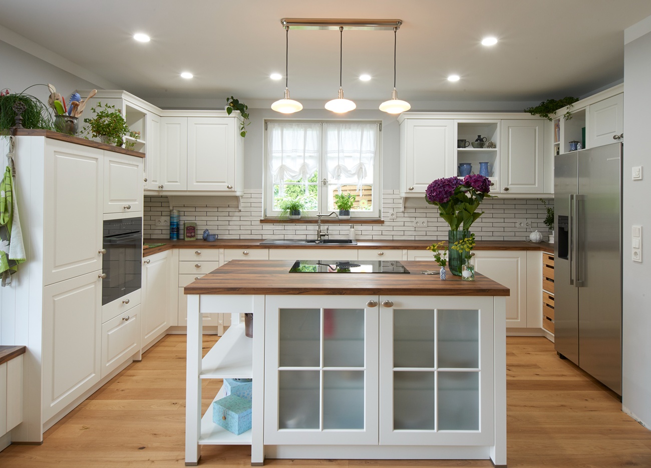 Weiße Küche im Landhausstil mit Holz-Arbeitsplatte