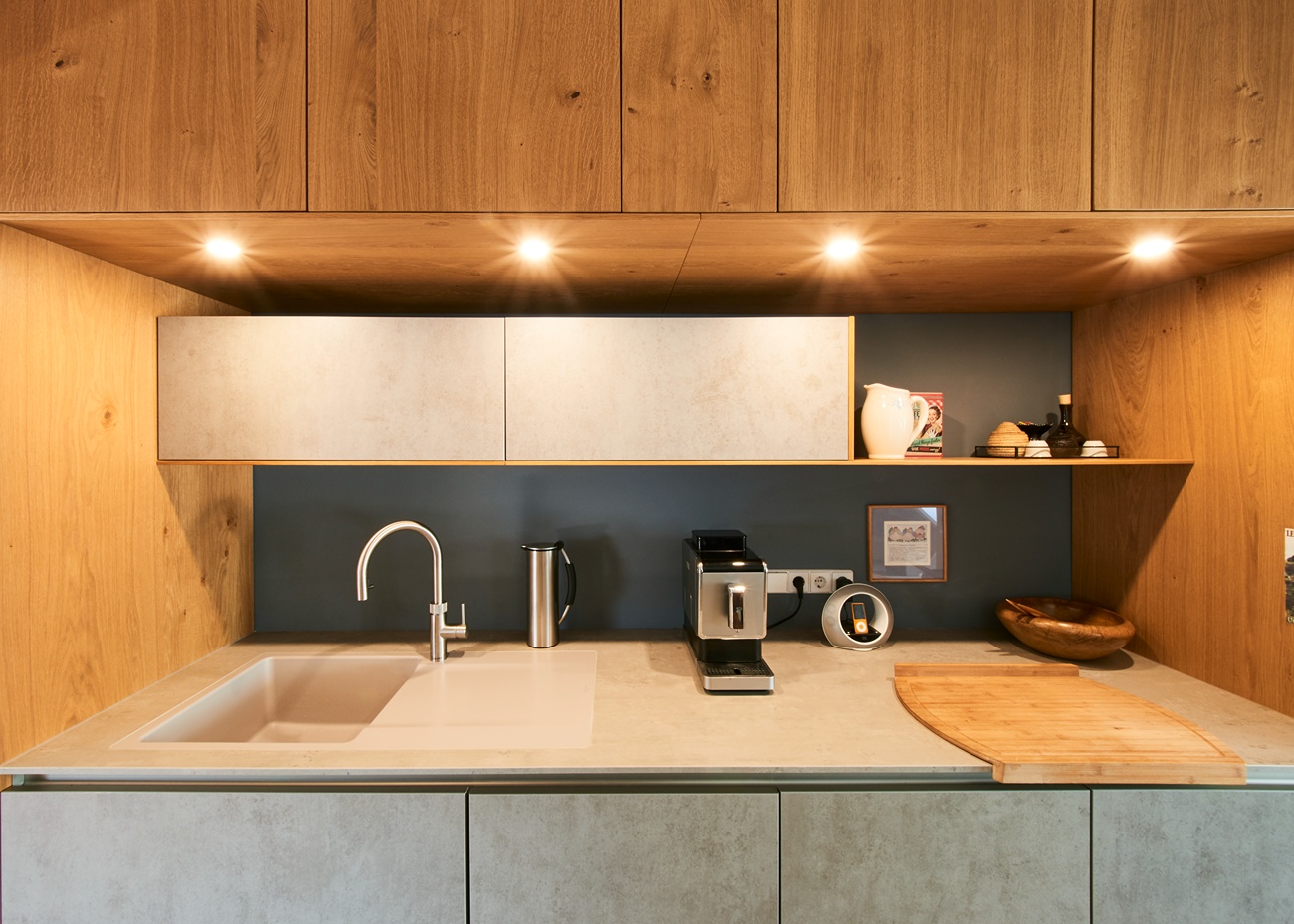 Küchenzeile mit integrierter Beleuchtung in den Holzfronten-Hängeschränken