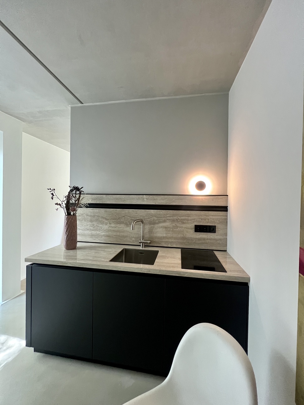 Kleine Küchenzeile mit dunkelblauer Front und Arbeitsplatte in Steinoptik