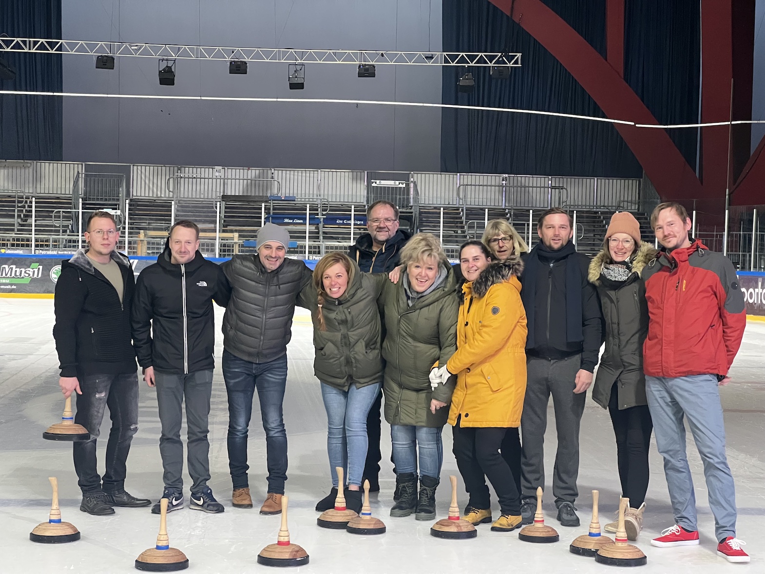 Team Küchen-KONZEPT auf der Eisbahn beim Eisstockschießen