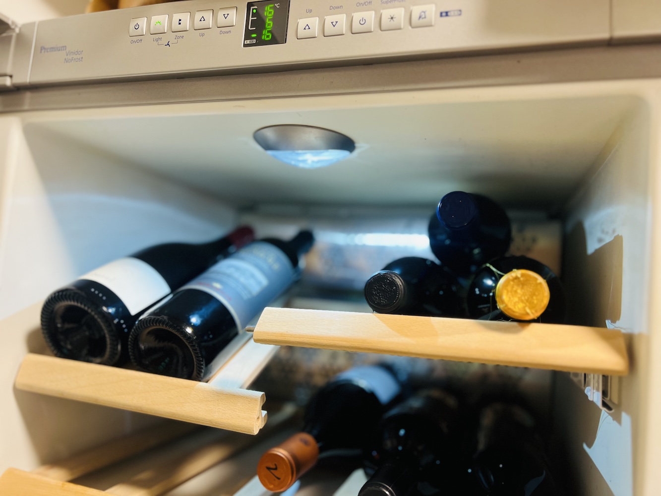 Weinflaschen liegen zur Klimatisierung in einem speziellen Weinkühlschrank