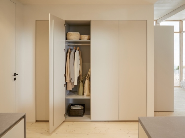 next125 Garderobe mit geöffneter Tür und Kleidung