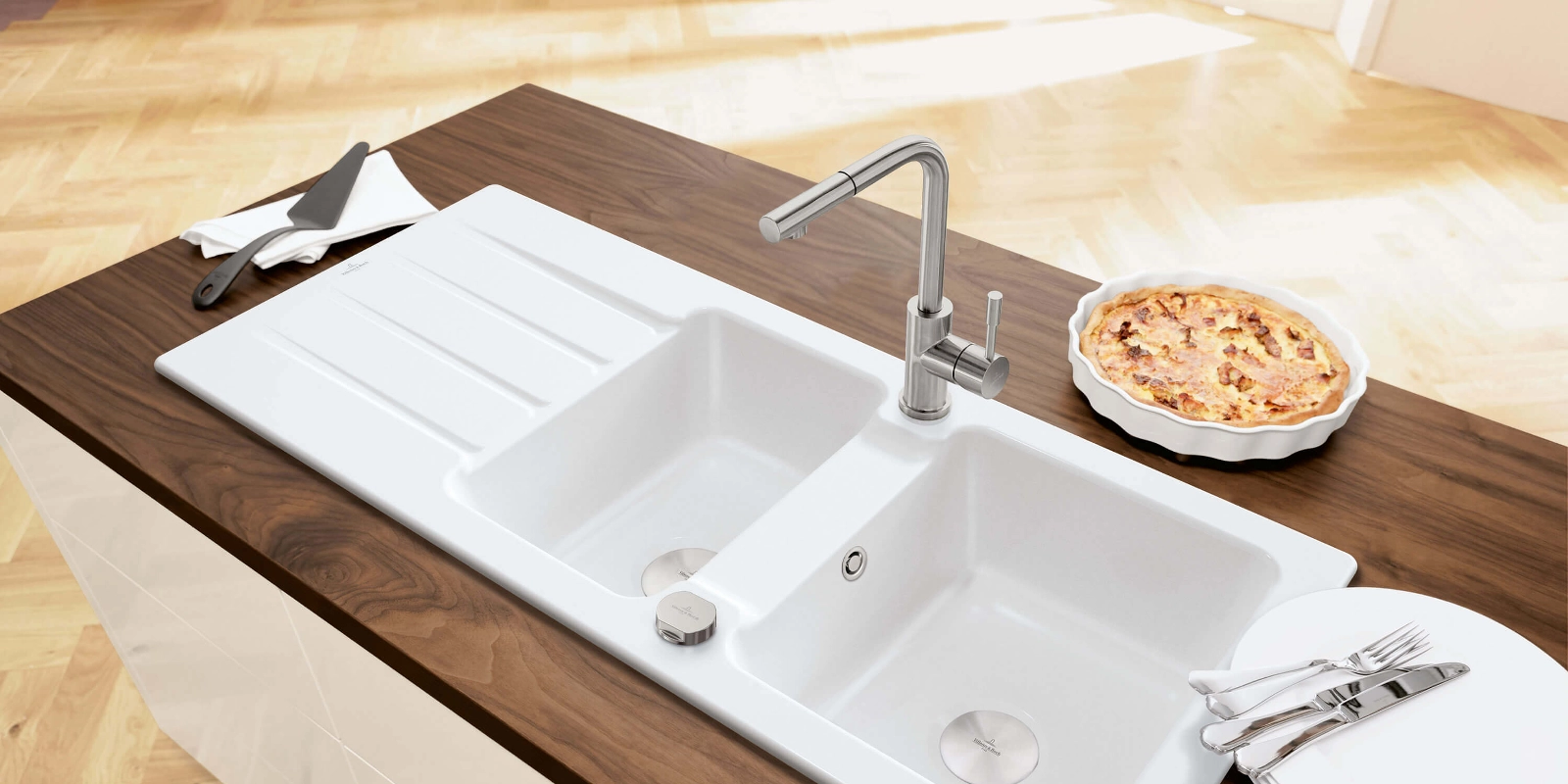 Foto: weißes Villeroy & Boch Keramik-Waschbecken mit Edelstahl- Wasserhahn auf dunkler Holz-Arbeitsplatte