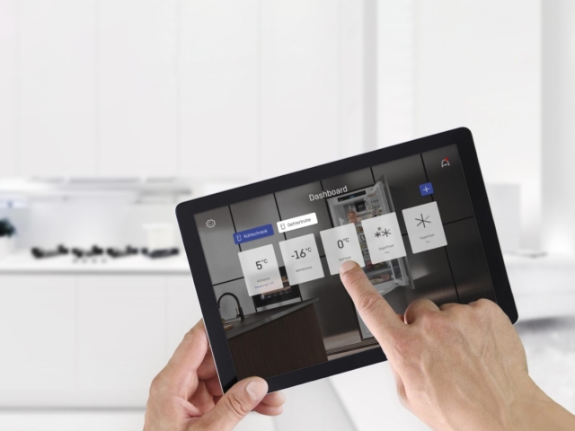 Foto: Nahaufnahme von iPad und der Smarthome-Steuerung der Liebherr-Smart-Produkte