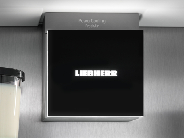 Foto: Nahaufnahme von Liebherr PowerCooling FreshAir-System mit Liebherr-Logo