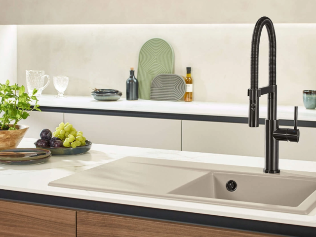 Foto: Moderne Küche mit Villeroy &amp; Boch Waschbecken in grau mit schwarzem Wasserhahn