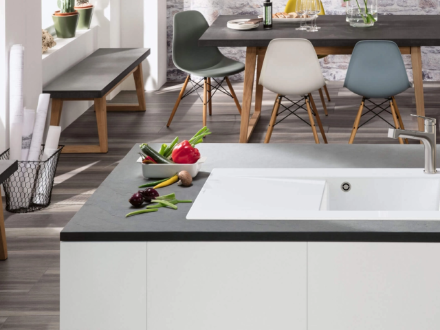 Foto: Moderne Küche mit weißem Villeroy &amp; Boch Keramik-Waschbecken und Edelstahl-Armatur