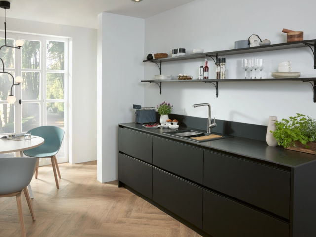 Foto: Moderne Küche in schwarz mit Villeroy &amp; Boch Edelstahl-Armatur