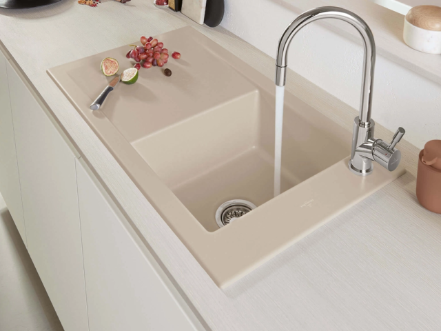 Foto: Villeroy &amp; Boch Keramik-Waschbecken auf heller Holzarbeitsplatte