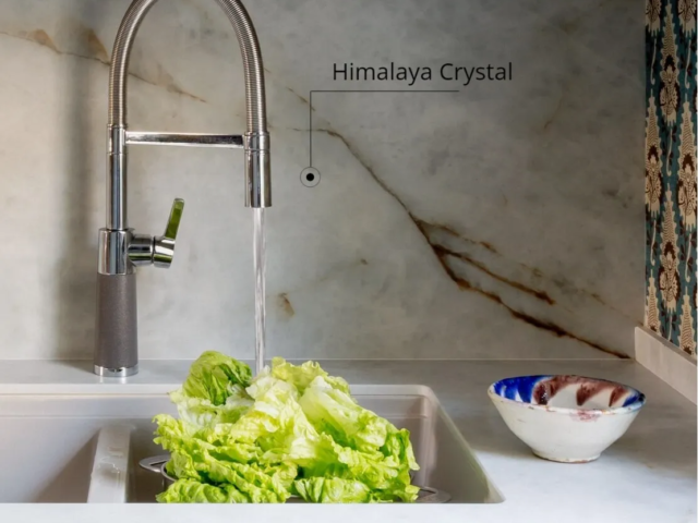 Foto: neolith: Nahaufnahme Waschbecken mit &quot;Himalaya Crystal&quot;-Oberfläche