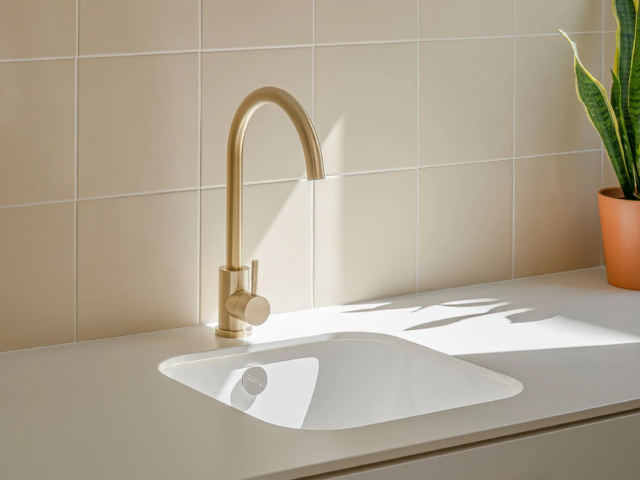 Foto: neolith: Nahaufnahme Waschbecken mit heller Oberfläche