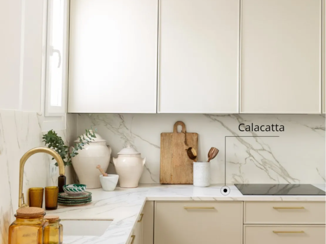 Foto: neolith: helle Küche mit &quot;Calacatta&quot;-Oberfläche