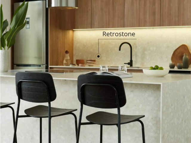 Foto: neolith: helle Küche mit &quot;Retro Stone&quot;-Oberfläche