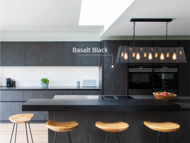 Foto: neolith: dunkel Küche mit &quot;Basalt Black&quot;-Oberfläche