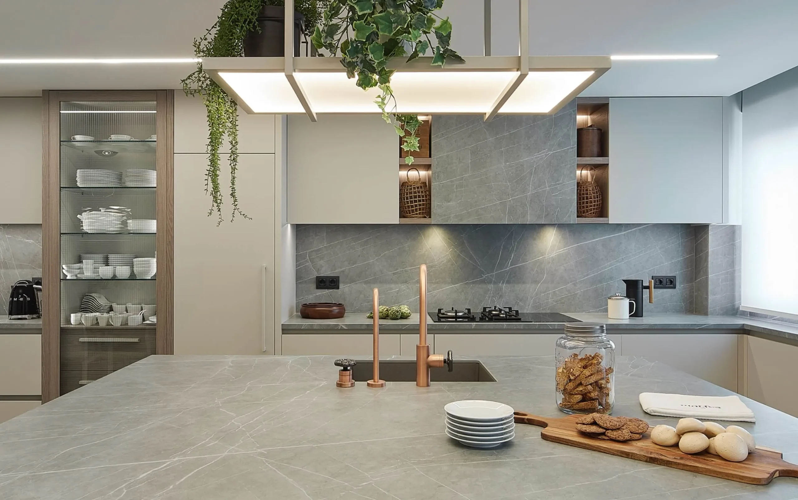 Foto: moderne Küche mit hellen neolith Oberflächen im Marmor-Stil